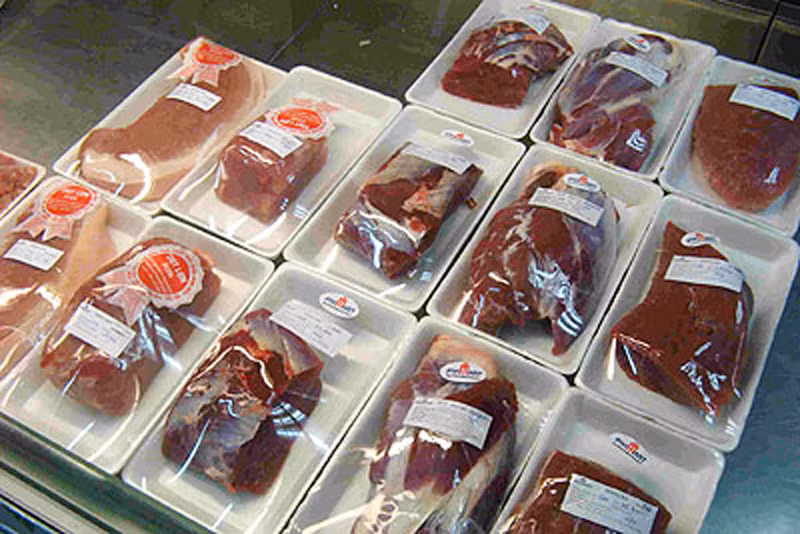 Thực phẩm đóng hộp thường chứa lượng natri khá cao. Nếu không thể lựa chọn đồ tươi sống thay thế, các bà nội trợ nên rửa chúng trực tiếp dưới vòi nước lạnh. Theo cách đó, bạn có thể giảm được lượng natri đáng kể.