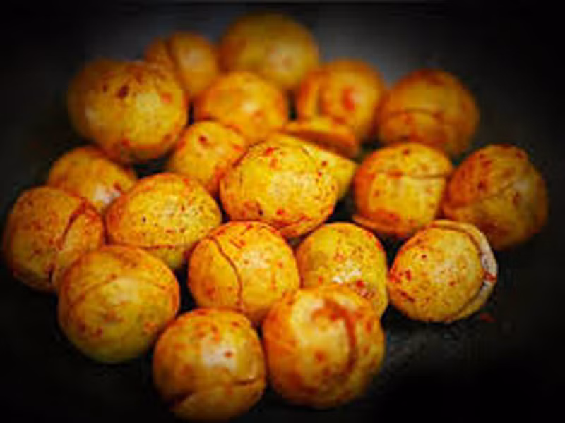  Sấu dầm. Nguyên liệu chính để làm nên thứ quà đặc trưng của Hà Nội này chính là những trái sấu chín vàng. Khác với món sấu ngâm đường, sấu dầm không ngọt và vẫn giữ được vị chua đặc trưng, nhất là khi ăn vào hạt sấu. Đặc biệt, lớp vỏ ngoài ngấm gia vị nhưng khi ăn vẫn thấy giòn tan. Càng để lâu lớp vỏ ngấm đường càng mềm và ngọt hơn.