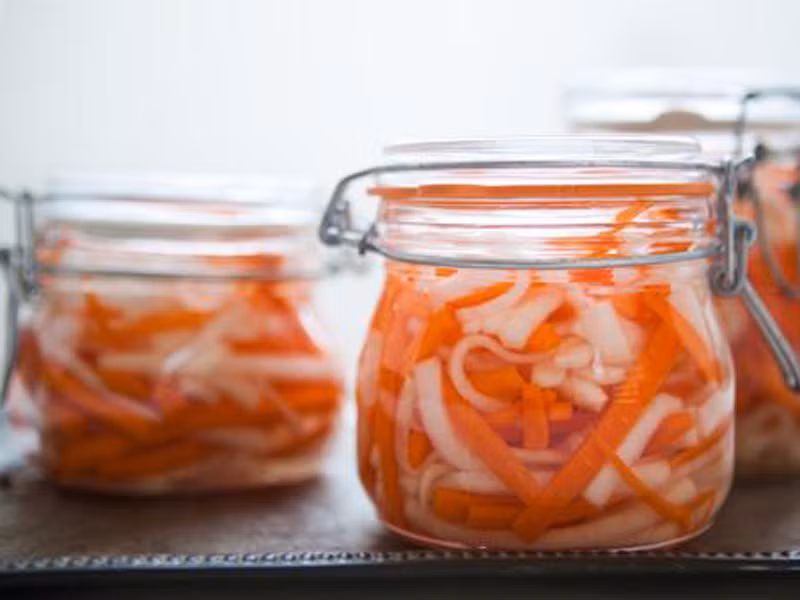 Dưa củ cải, cà rốt muối. Sự kết hợp giữa hai loại củ này khiến món ăn không những có màu sắc bắt mắt mà còn có vị chua chua ngọt ngọt giòn giòn khiến bạn ăn mãi không chán. Đặc biệt, khi dùng kèm với đồ rán hoặc đồ nướng thì không còn gì tuyệt bằng.