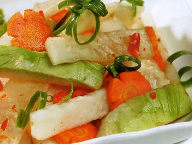 Su hào muối. Để có được đĩa su hào muối giòn tan, các bà nội trợ cần gọt vỏ su hào, rửa sạch, xắt thành những miếng hình chữ nhật vừa vặn muối với dấm, đường, tỏi, ớt. Su hào muối theo cách này ăn giòn, có vị chua thanh, thêm cay cay vị ớt cùng mùi thơm đặc trưng của tỏi.