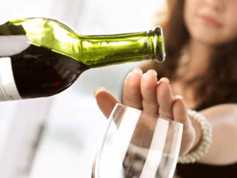 Hạn chế uống rượu. Nghiên cứu chỉ ra rằng nguy cơ phát triển ung thư thanh quản được giảm đáng kể nếu cai rượu trong vòng 5 – 10 năm. Thậm chí, việc từ bỏ thói quen này sau 20 – 30 năm thì nguy cơ mắc ung thư thanh quản của bạn gần như tương đương với những người chưa bao giờ uống rượu.