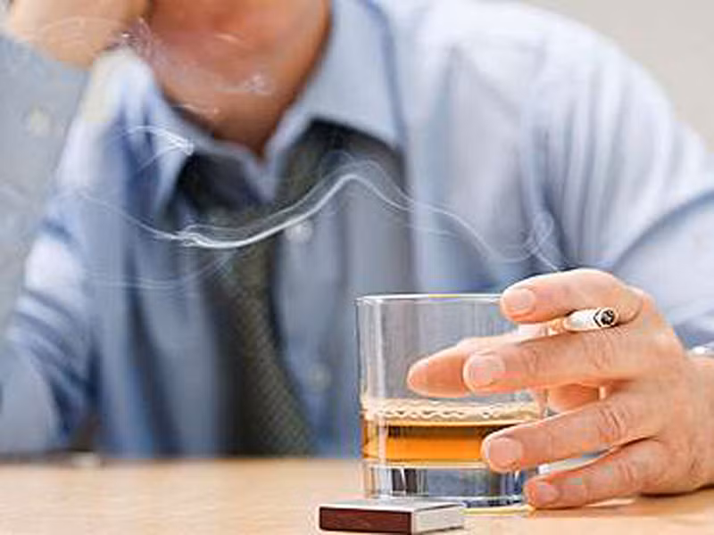 Nắm được các yếu tố gây ung thư. Những người có thói quen hút thuốc lá, nghiện rượu, hệ miễn dịch yếu hoặc có thân nhân từng mắc bệnh… dễ đối diện với nguy cơ ung thư thanh quản. Chính vì vậy, nếu thuộc nhóm này, bạn nên thường xuyên thăm khám để phát hiện dấu hiệu bất thường.