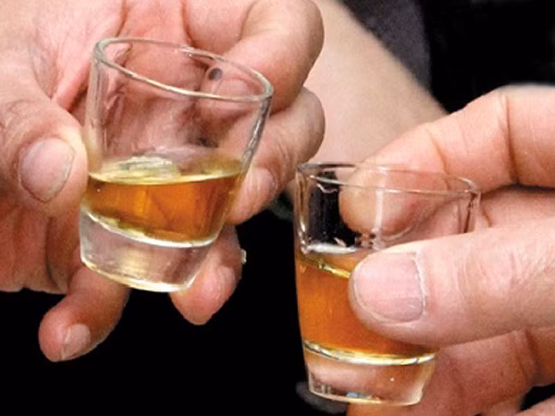 Nếu không thể từ bỏ do rượu gắn liền với các hoạt động giao tiếp hàng ngày, bạn có thể hạn chế lượng rượu đưa vào cơ thể mà không ảnh hưởng nhiều đến sức khỏe. Cụ thể, phụ nữ chỉ nên uống 1 ly rượu mỗi ngày trong khi nam giới có thể thưởng thức 2 ly.