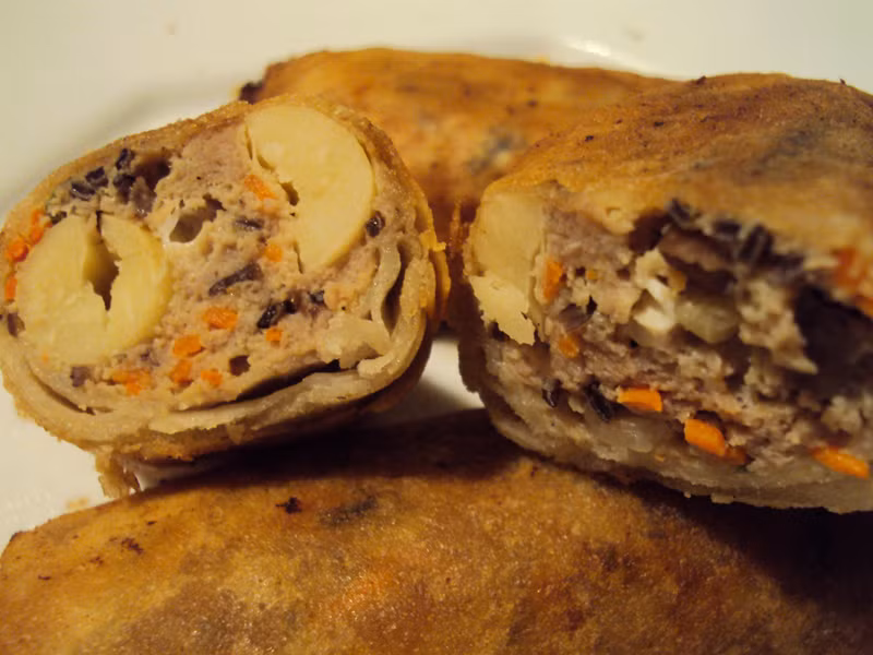 Chả giò hạt sen. Nếu muốn đổi vị, bạn nên một lần nếm thử chả giò hạt sen. Món ăn thơm mùi hải sản, bùi bùi vị sen, rất lạ miệng.