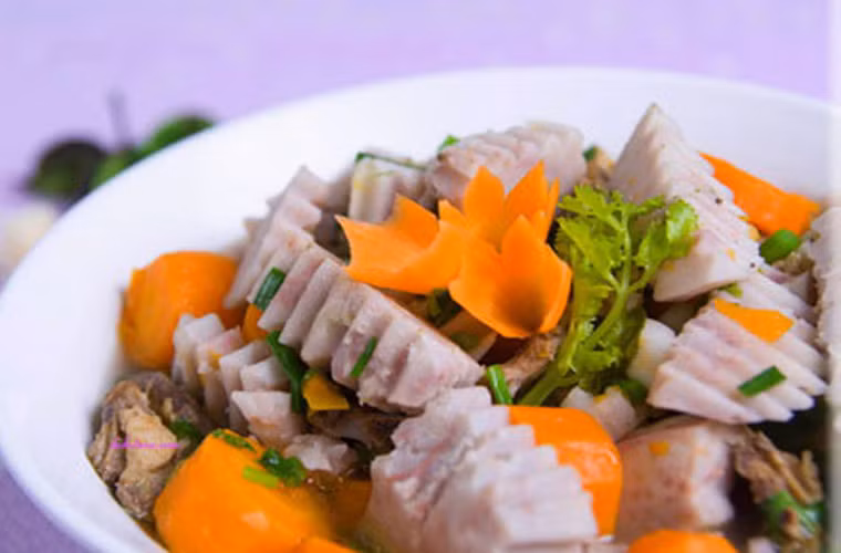 Canh thịt gà khoai môn.