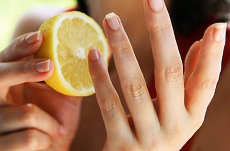 Làm mềm lớp biểu bì. Trộn 2 muỗng nước chanh, 1 muỗng mật ong và ½ chén nước ấm để ngâm tay khoảng 5 – 10 phút là bạn có thể làm mềm lớp da sần sùi, thô ráp ở bàn tay.