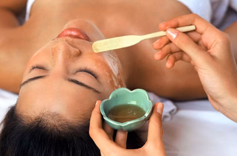 Làm mịn da. Để có được làn da láng mịn tự nhiên, bạn có thể tự chuẩn bị cho mình hỗn hợp nước cốt chanh, cà phê và mật ong theo tỷ lệ 1:1:1. Dùng hỗn hợp để massage mặt rồi rửa lại bằng nước ấm sẽ sớm có được làn da sạch, láng mịn như ý.