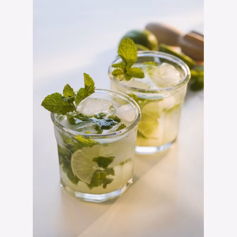 Mojito. Mojito là thức uống ưa thích của cư dân thành phố New York từ những năm 1950 và gần đây thường tái hiện tại các quán rượu. Mojito được chế từ lá bạc hà, xi rô, nước chanh tươi, đá và rượu rum trắng.