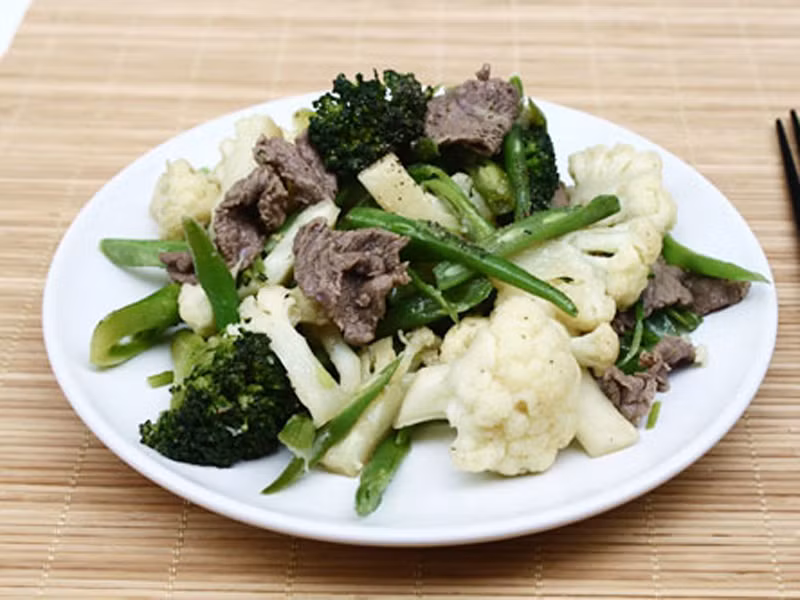 Cho vào nồi một lát bánh mì, bạn sẽ dễ dàng loại bỏ được mùi nồng khó ưa của súp lơ trắng.