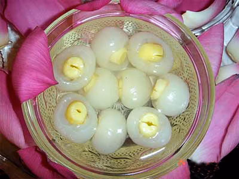  Chè sen nhãn lồng. Rất giản dị song chè sen nhãn lồng chỉ đạt “chuẩn” khi người thưởng thức cảm nhận được vị giòn dai của thịt nhãn cùng với vị bùi của hạt sen ninh nhừ. Không chỉ là một món tráng miệng dễ ăn, món khoái khẩu này còn đặc biệt tốt cho sức khỏe nhờ khả năng dưỡng tâm, an thần.