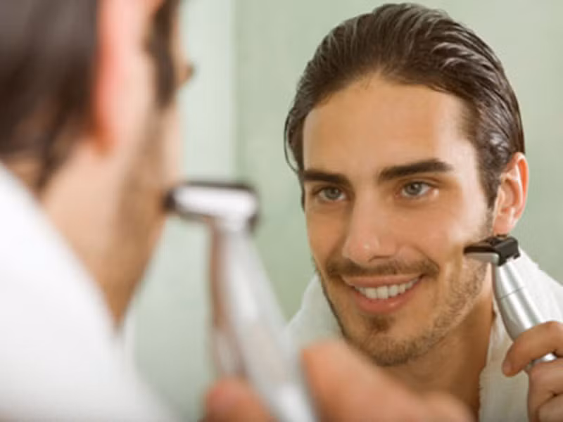 Sử dụng như một chất sát trùng. Nhờ tính sát trùng, kháng khuẩn, hỗn hợp giấm táo trộn nước theo tỷ lệ 1:2 được nhiều nam giới tận dụng để làm sạch trước khi cạo râu. Sau khi hoàn thành thao tác, bạn vẫn nên rửa lại nước ấm để được thoải mái nhất.