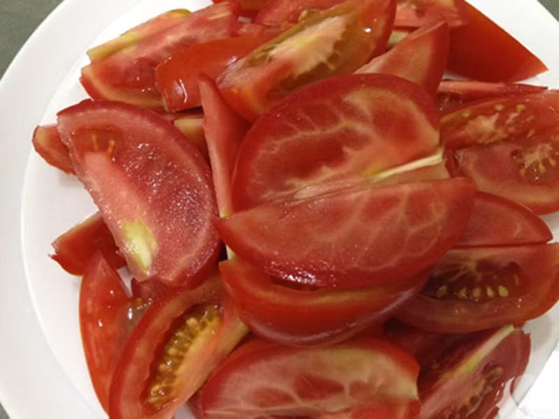 Tiếp đó, thái cà chua theo từng lát nhỏ kích cỡ khoảng 1cm rồi đưa vào máy sinh tốt quay đều.