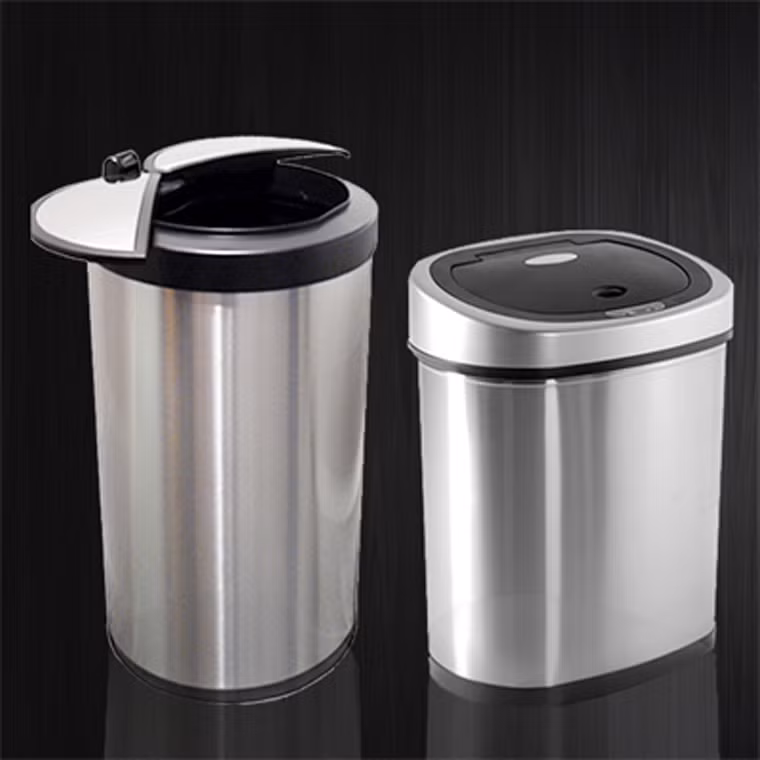 Làm sạch thùng rác. Tận dụng đống vỏ chanh đã sử dụng để đánh rửa sẽ giúp bạn có được chiếc thùng rác sạch sẽ, không còn mùi xú uế.