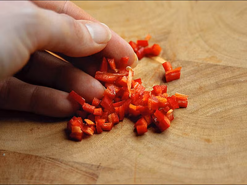 Muốn loại bỏ cảm giác bỏng rát, cay xè khi thái ớt, chị em nên dùng một chút đường cát xoa vào tay rồi rửa sạch. Ngoài ra, bạn có thể rửa bằng giấm hoặc rượu rồi tráng lại với nước.