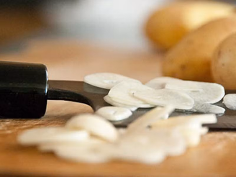 Khi bạn đập tỏi để xào, nhiệt độ cao sẽ nhanh chóng khiến chúng bị cháy đen lại. Thay vì đập tỏi, bạn nên thái thành từng lát mỏng. Ngoài ra, bạn cũng nên dùng dầu ô liu và bơ sẽ tránh được tình trạng tỏi bị cháy xém.