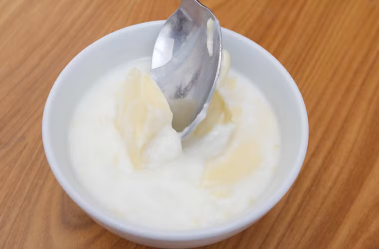  Sữa chua trộn caramen. Tuy không “mua chuộc” người ăn bằng cái nhìn đầu tiên song sữa chua trộn đều, đánh kỹ với caramen sẽ mang lại cảm giác mới lạ, không kém phần hấp dẫn.