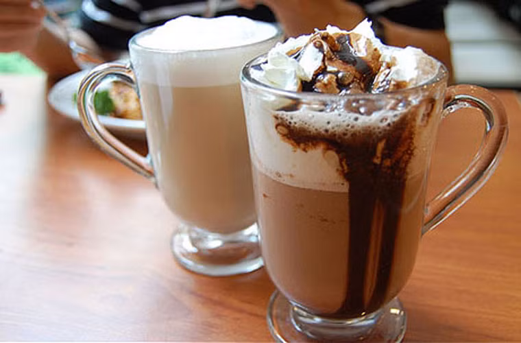 Sữa chua cà phê. Mùi thơm đặc trưng của cà phê kết hợp với vị ngọt mát của sữa chua sẽ mang lại hương vị thơm ngon khó có thể chối từ.