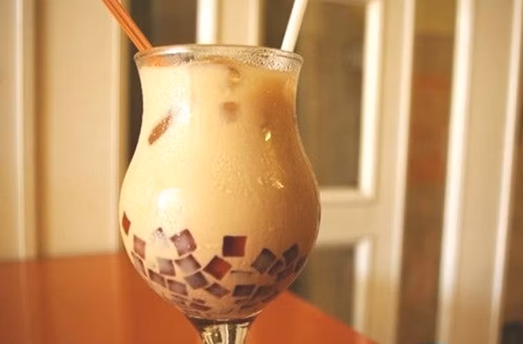  Sữa chua thạch. Một cốc sữa chua thạch đẹp mắt sẽ rất “được lòng” của giới trẻ. Khi thưởng thức, bạn sẽ khó có thể quên được cảm giác giòn giòn, sần sật cùng vị chua nhẹ, mịn màng.