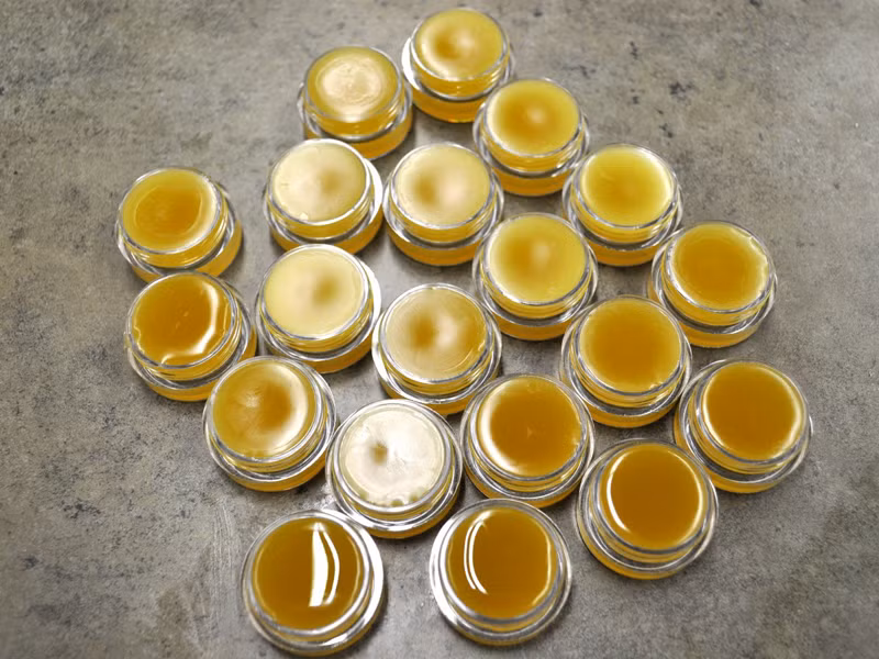 Chống nẻ môi. Công dụng chống nẻ của mật ong có thể sánh ngang các mỹ phẩm dưỡng môi đắt tiền. Ngoài ra, bạn nên trộn đều mật ong, sáp ong và chút dầu hạnh nhân để vừa làm đẹp vừa có thể bảo vệ sức khỏe mình tốt nhất.