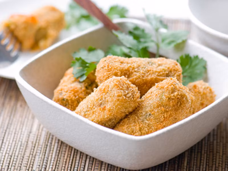 Ngoài ra, bạn có thể luộc chín khoai tây rồi nghiền nhỏ, nặn thành hình chiếc bánh và rán giòn.