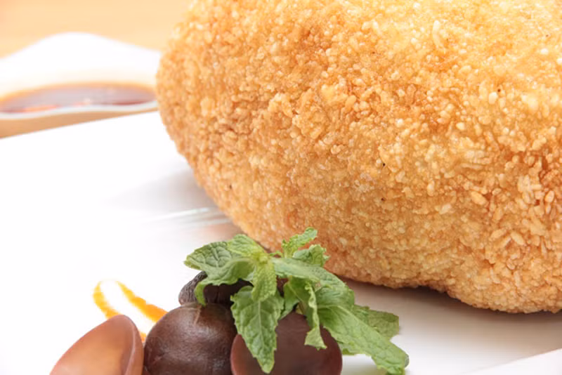 Cho gà bó xôi vào chảo chiên đều cho đến khi lớp xôi bên ngoài trở nên vàng ruộm, xốp và giòn tan là có thể cho “ra lò”, chiêu đãi cả nhà.