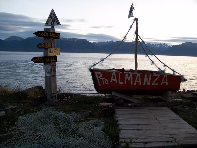 La Mesita de Almanza (Argentina). La Mesita de Almanza tọa lạc tại Tierra del Fuego – một hòn đảo ở cực nam vùng Nam Mỹ. Nó là điểm dừng chân cuối cùng trên con đường chuẩn bị thám hiểm tới Nam Cực. Khi đặt chân đến nhà hàng này, bạn sẽ được phục vụ những món ăn truyền thống Argentina vô cùng hấp dẫn. 