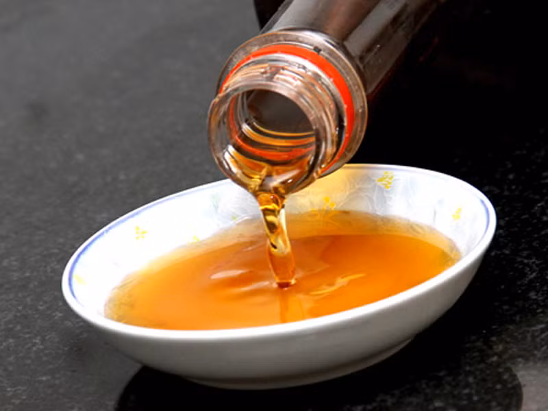 Chú ý đến màu sắc. Khi chọn mắm, bạn nên đứng ở chỗ đủ sáng để quan sát. Nước mắm trong chai màu vàng là dấu hiệu tốt để bạn có thể yên tâm bước đầu. Nếu mắm có màu khác lạ, chẳng hạn như xanh xám thì bà nội trợ nên cẩn thận bởi có thể nó sẽ không an toàn.