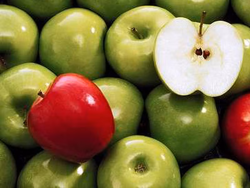 Táo trị chứng ợ nóng. Ngoài việc hạn chế sử dụng các loại thực phẩm có tính chất kích thích như soda, thịt bò và các loại đồ chiên, bạn có thể ăn thêm táo để tránh trào ngược axit hiệu quả. Trong táo chứa pectin, một chất xơ hòa tan có khả năng hấp thụ axit trong dạ dày. Lưu ý, thưởng thức loại táo ngọt sẽ có tác dụng hơn nhiều so với các quả táo có vị chua.