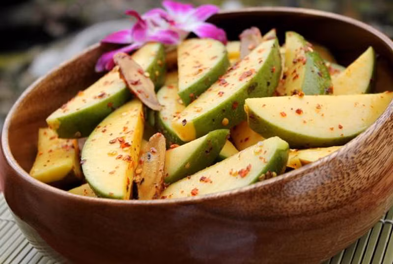 Xoài dầm. Xoài xanh được chọn để dầm phải là những quả dày cùi, già đanh. Nếu chẳng may chọn phải quả non, món dầm có vị chua mà không giòn.