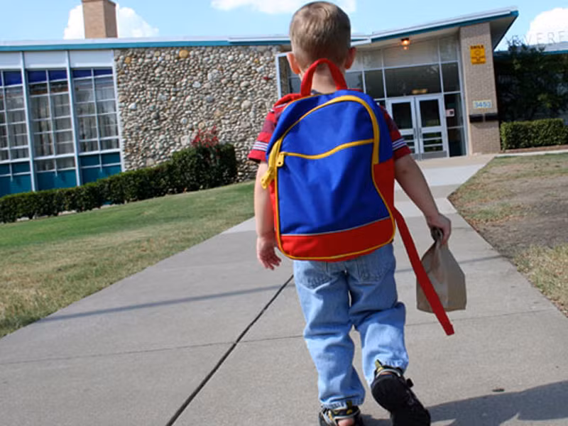 Để đảm bảo sức khỏe, các mẹ cần chọn túi vừa với kích cỡ cơ thể con. Khi đựng, không nên để trọng lượng đồ vật nặng quá 10% trọng lượng cơ thể bé.