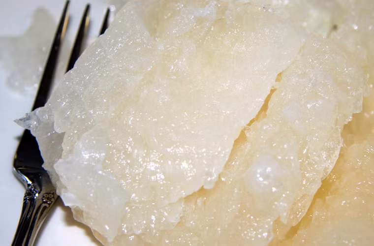 Lutefisk. Lutefisk là món ăn phổ biến ở Na Uy và chủ yếu được ăn trong đêm Giáng sinh. Lutefisk được làm từ cá tuyết khô ngâm giấm. Món ăn có vị chua cay cùng với phần nước sốt sền sệt.