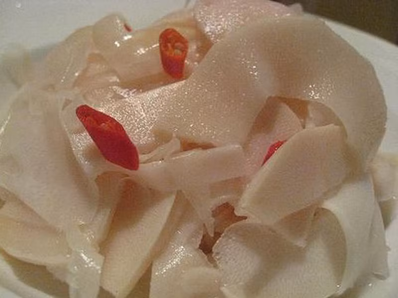  Măng chua. Ngon hơn cả là món măng chua của người Dao vùng Tây Bắc. Nguyên liệu chính để làm nên món ăn mộc mạc này gồm măng đắng, măng bương. Măng được thái mỏng, cho vào chum đổ ngập nước rồi đậy kín. Cứ thế, người ta để măng lên men và có thể ăn dần cả năm.