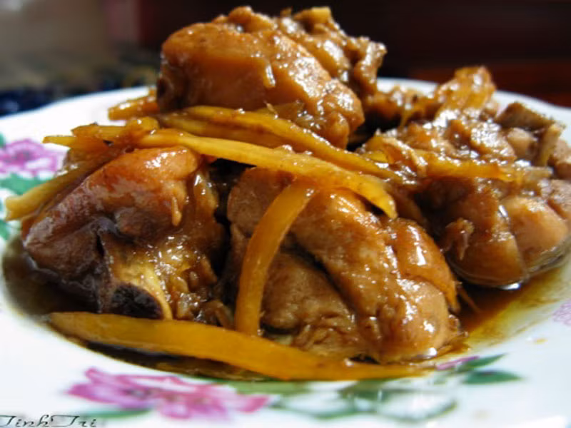  Gà kho gừng, nghệ tươi. Khi chế biến, chị em cần lưu ý duy trì ngọn lửa thật nhỏ để thịt gà được chín mềm, thấm trọn các loại gia vị cùng gừng tươi. Món ăn rất thích hợp để ăn dần trong những ngày mưa gió.