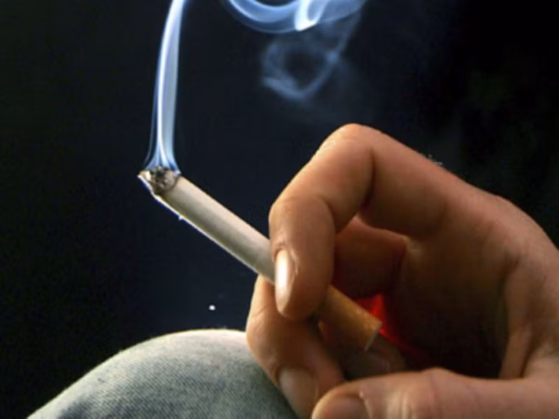 Một trong những yếu tố hàng đầu dẫn tới ứ trệ huyết mạch, giảm lưu hành máu là thói quen hút thuốc lá. Thực tế, thuốc lá không chỉ là mối đe dọa của thiếu máu não mà nó còn là “hung thủ” gây ung thư phổi, ung thư vòm họng, ung thư thực quản và những vấn đề về tim mạch.