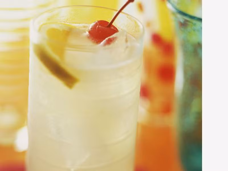 Tom Collins. Người uống không ấn tượng mạnh với tom collins nếu chỉ nhìn thoáng qua cách trang trí đơn giản bằng một lát cam và dâu tây. Tuy nhiên, khi thưởng thức, tom collins sẽ “ghi điểm” bằng vị mát lạnh, thơm ngon đặc biệt từ rượu gin, xi rô và nước cốt chanh.