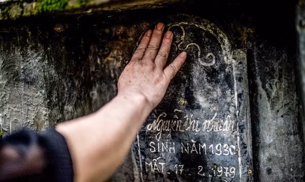 Bà Hiền thăm mộ mẹ bị quân TQ bắn chết ngày 17/2/979