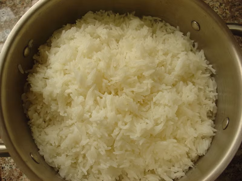 Để “giải quyết” mùi khó chịu của nồi cơm quá lửa bị khét, các bà nội trợ nên tận dụng miếng bánh mì nhỏ đặt lên cơm trong 5 -10 phút là được.