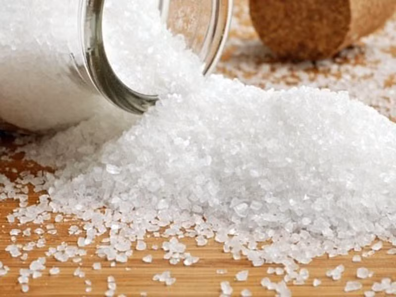Muối biển trị da khô. Không cần đến những mỹ phẩm đắt tiền cho vùng da khô, sần sùi vùng đầu gối, khuỷu tay, bạn chỉ cần sử dụng một chút muối biển để chà vào là được. Làm nên sự kỳ diệu này là nhờ cexfoliator có trong muối. Tuy nhiên, bạn không nên sử dụng muối cho vùng da ở mặt, cánh tay và các vùng da nhạy cảm khác.