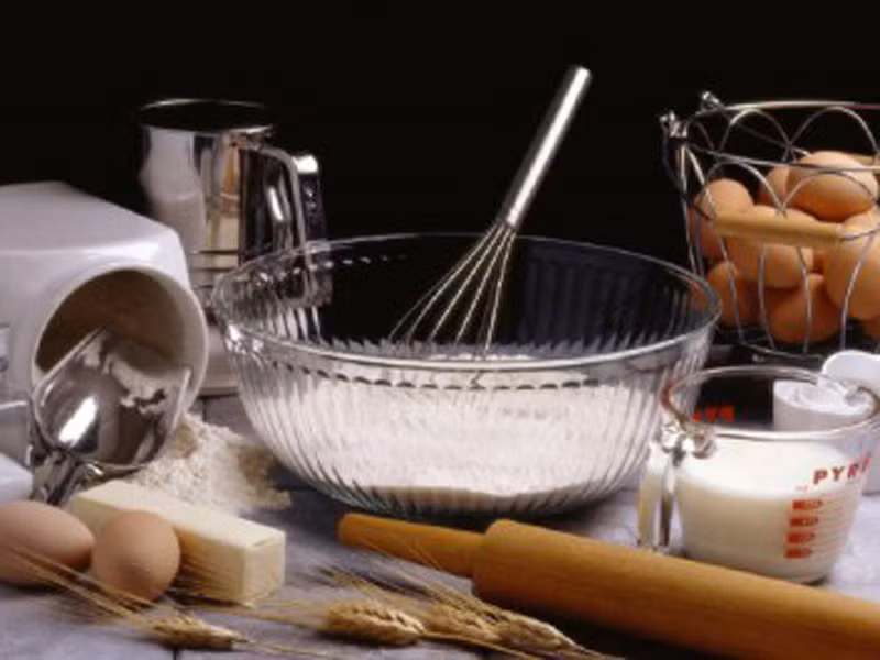 Trộn nhiều nguyên liệu làm bánh một lúc. Khi làm, bạn không nên “tham” trộn nhiều nguyên liệu cùng lúc mà cần bắt đầu từng chút một. Bằng cách này, các nguyên liệu có cơ hội kết dính đều hơn.