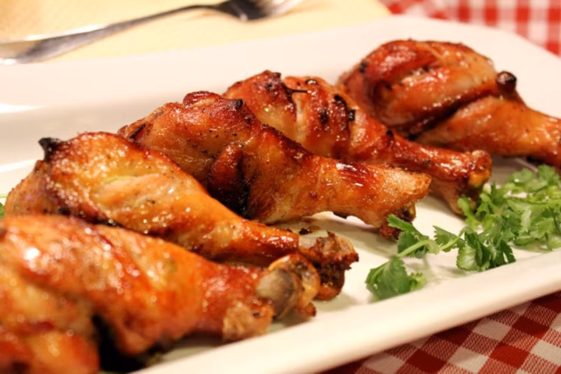 Đùi gà nướng chua cay. Chọn nguyên liệu đùi gà, miếng thịt bị khô giống như cách nướng thông thường. Thay vào đó, món ăn cũng vô cùng lạ miệng nhờ vị chua chua, cay cay đến từ muối tiêu và ớt bột.
