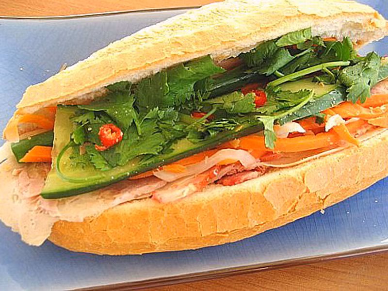 Bánh mì để lâu sẽ mất ngon. Muốn kéo dài thời gian sử dụng, bạn chỉ cần đặt bánh cùng một chút cần tây tươi vào túi và bọc kín lại.