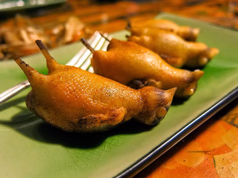 Có lẽ kỳ quái nhất vẫn là cách thưởng thức món ăn này. Thực khách không cần chặt nhỏ từng thớ thịt mà ngậm trọn thân con vật sao cho đầu chúng hướng ra ngoài.