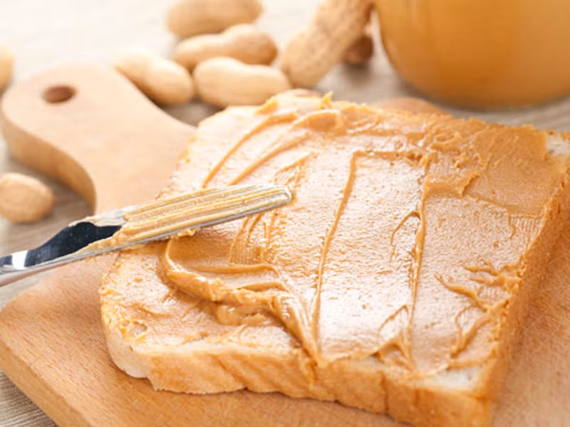 Bơ đậu phộng giảm béo. Thực tế, trong bơ đậu phộng giảm béo chứa nhiều đường và muối. Chính vì vậy, đừng để cụm từ “giảm béo” đánh lừa bạn.