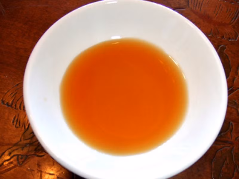 Nếm thử. Mùi vị không chỉ phản ánh chất lượng mà còn ảnh hưởng trực tiếp đến độ ngon dở của món ăn. Chính vì vậy, bạn cần đặc biệt cẩn trọng trong khâu này. Cụ thể, một loại mắm ngon sẽ không có vị mặn chát mà có vị mặn vừa phải, thơm nhẹ.