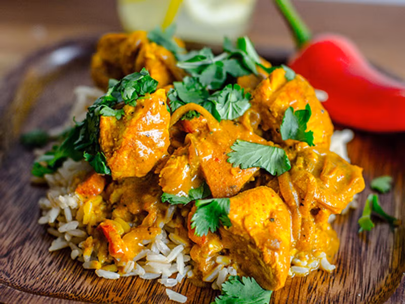 Gà om nước dừa rất thích hợp để ăn cùng với cơm nóng hoặc bánh mì.