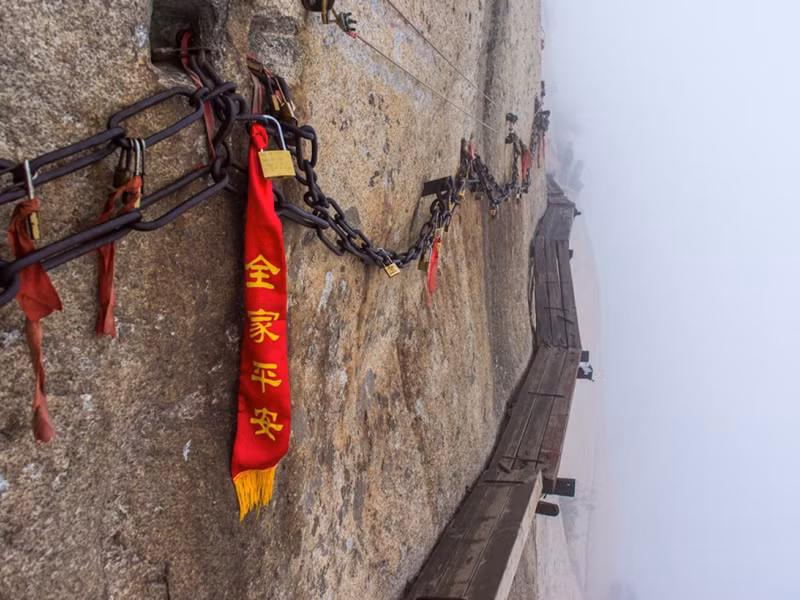 Trà Quán Huashan (Trung Quốc). Không chọn vị trí đắc địa trên các khu phố lớn, Trà Quán Huashan nằm trên đỉnh núi Huashan. Có lẽ, khách hàng của quán chủ yếu là những người ưa mạo hiểm. Để thưởng thức chén trà, bạn phải vượt qua con đường ván gỗ bấp bênh thiết kế bám sát núi đá, nếu không can đảm, bạn có thể chóng mặt và đầu hàng trước khi chạm đích.