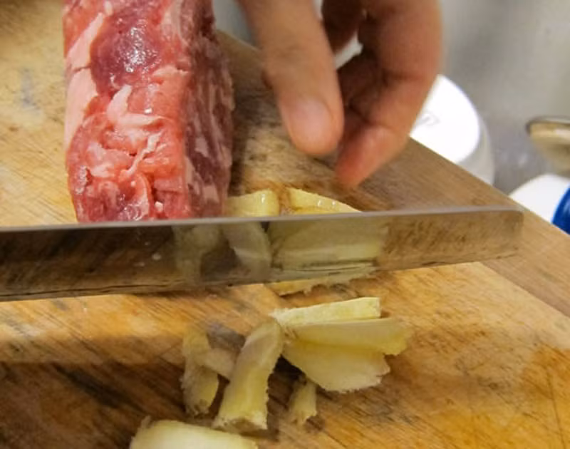 Khử mùi tanh trên dao. Trong quá trình thái thịt, cá, dao thường có mùi tanh rất khó chịu. Chỉ cần dùng gừng chà xát vào hai bề mặt dao rồi rửa lại bằng nước sạch.