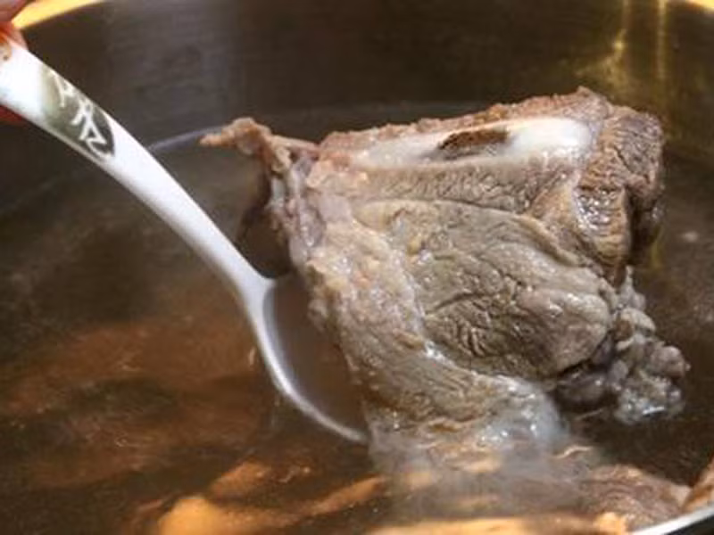 Đổ nước lạnh vào xương. Khi đang ninh xương, không nên đổ thêm nước lạnh vào bởi trong thịt, xương có chứa nhiều lượng protein và mỡ. khi đang đun nấu cho thêm nước lạnh vào, khiến nhiệt độ trong nồi đột nhiên hạ xuống, các chất protein và mỡ sẽ nhanh chóng đông lại, thịt, xương cũng do vậy mà khó nhừ, dẫn đến vị thơm ngon của thịt, xương bị hạn chế.