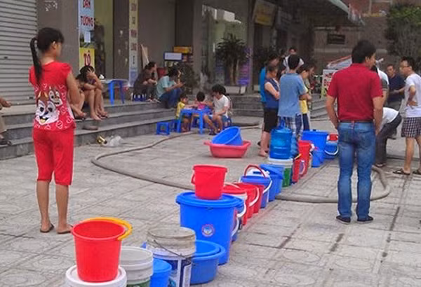 Người dân Hà Nội phải xếp hàng mua nước sinh hoạt.
