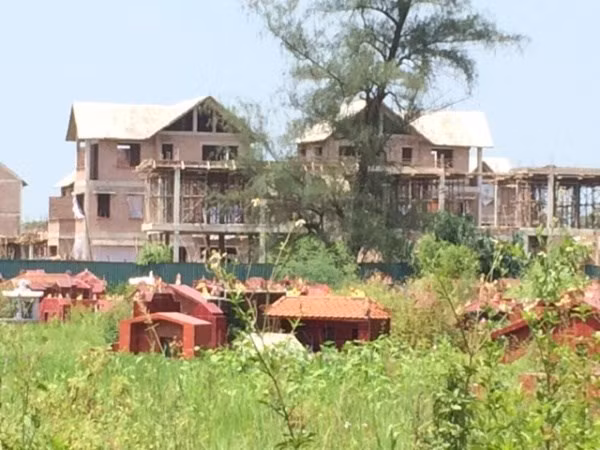 Nhiều khu biệt thự, liền kề được xây dựng ngay sát khu nghĩa trang.